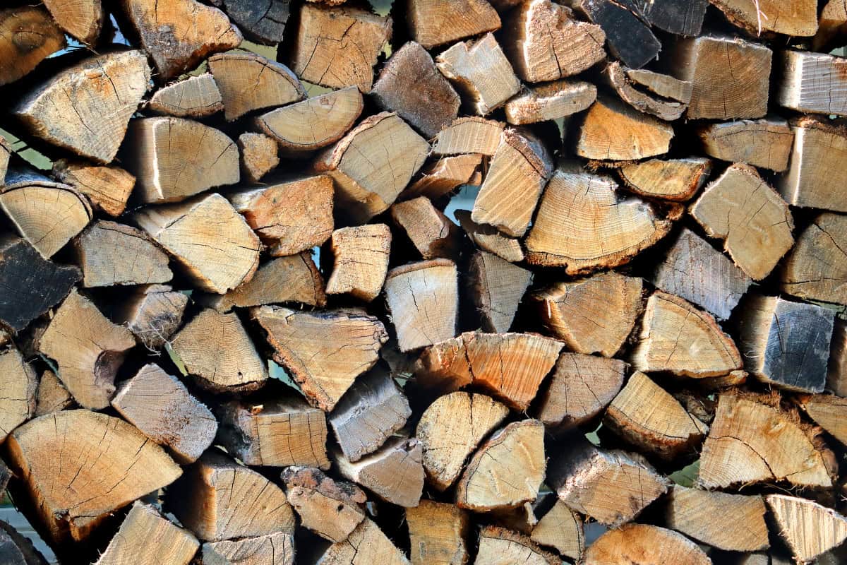 how-to-stack-firewood-terms Image of a stack of chopped fire wood for a blog post about how to stack firewood.