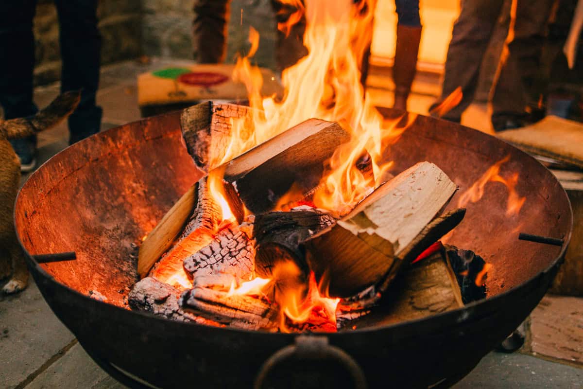 best-fire-pit-fuels-reality Image of a burning wood -burning fire bowl for a blog post about fire pit fuels.